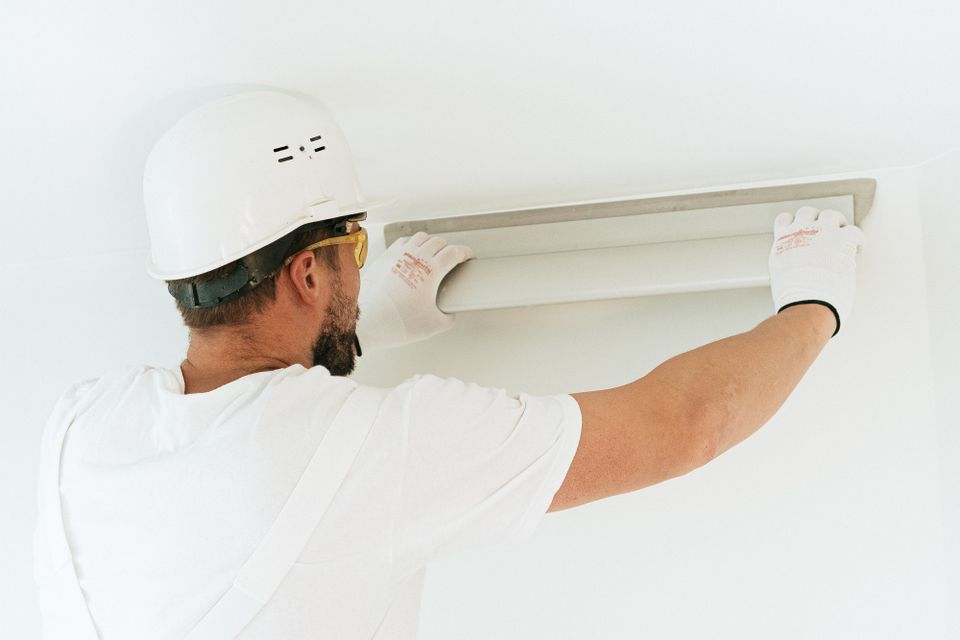 Il tecnico installa un climatizzatore