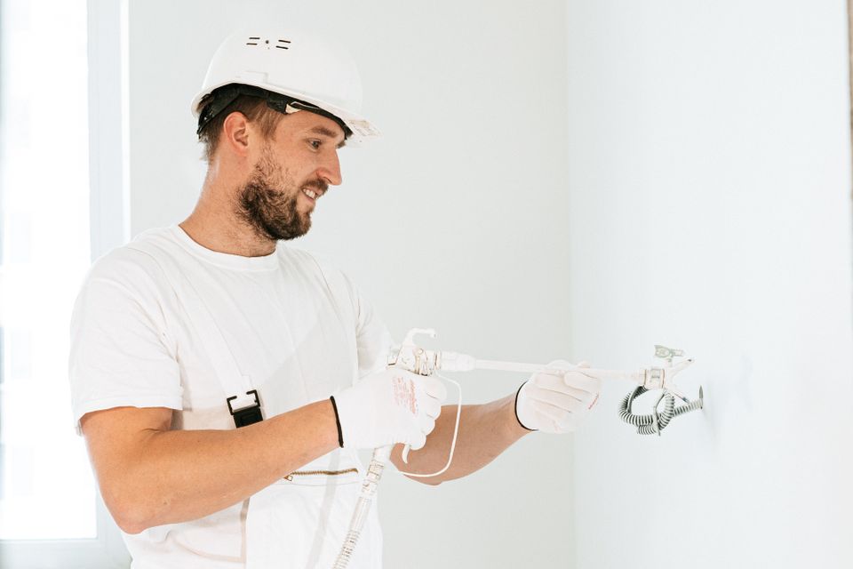 Tecnico al lavoro in casa